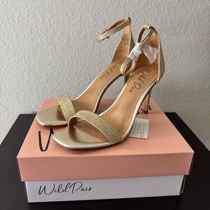 Wild Pair Womens Gold Glitter Metallic Ankle Strap Size 10